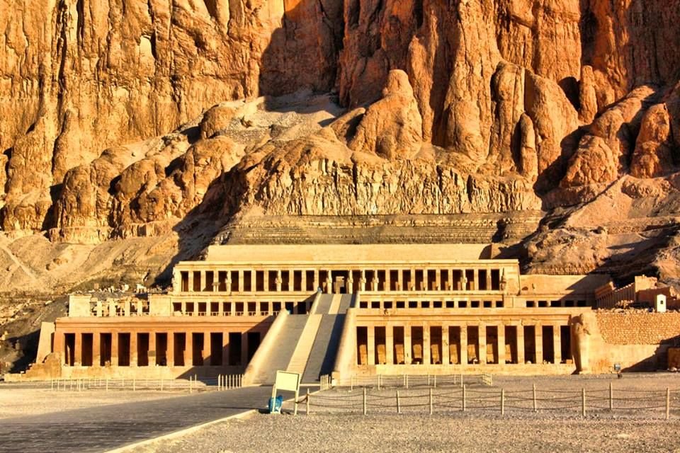 معبد حتشبسوت بالدير البحري: تحفة معمارية فريدة